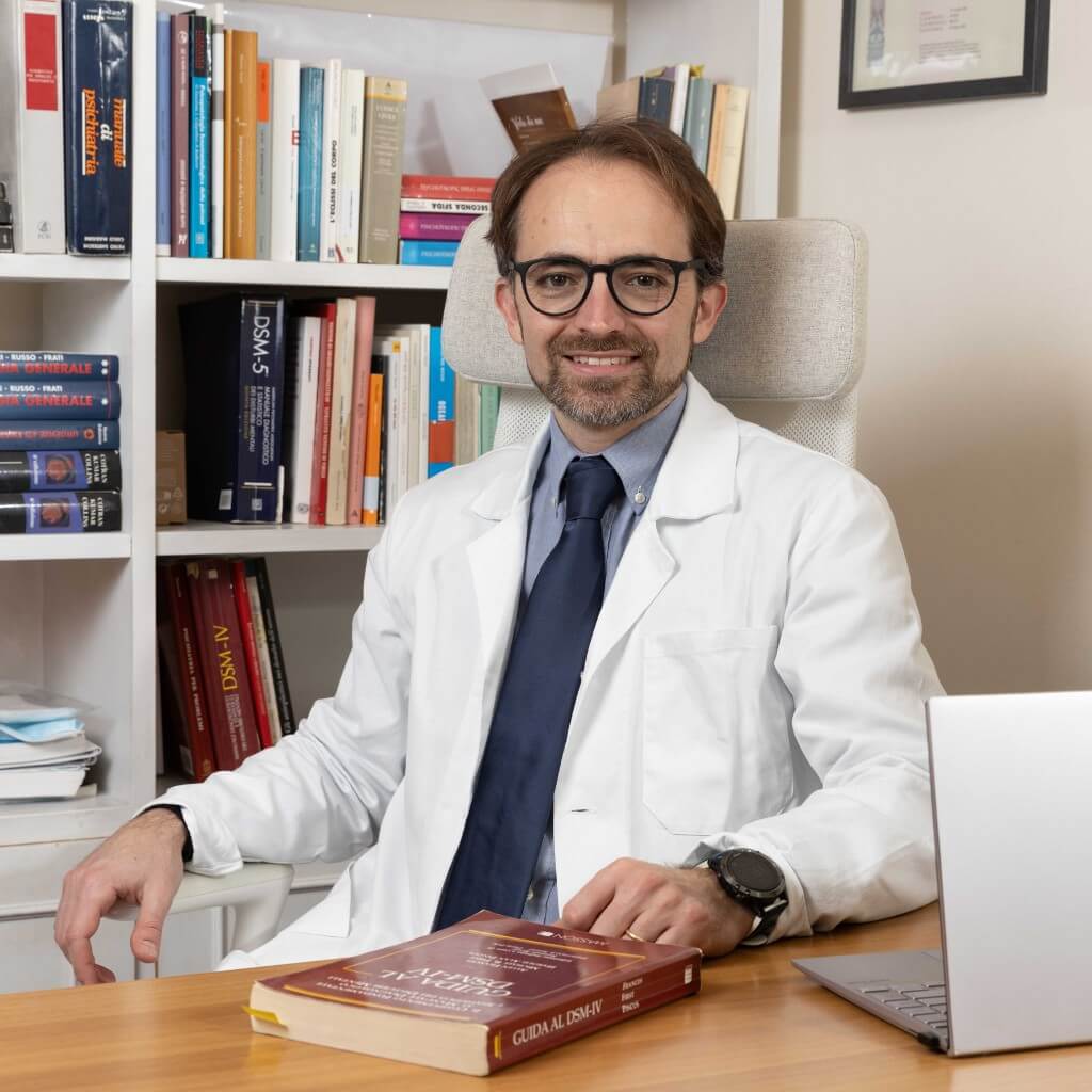 Dr. Simone Di Pietro - Medico Psichiatra e Specialista Dipendenze a Roma nel suo studio